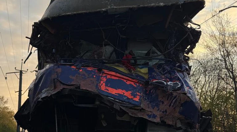 На Львівщині потяг зіткнувся з автокраном, що виїхав на колію: загинув машиніст