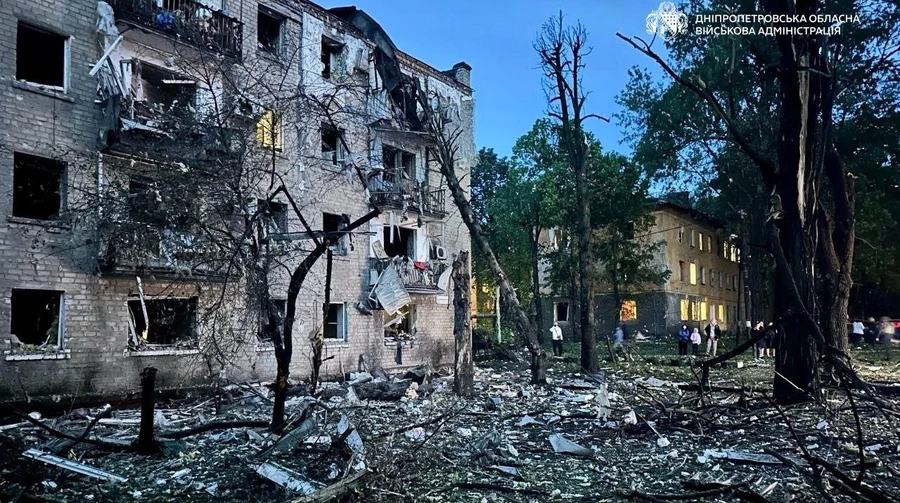 Росіяни вдарили ракетами по житловому кварталу Дніпра: 9 поранених