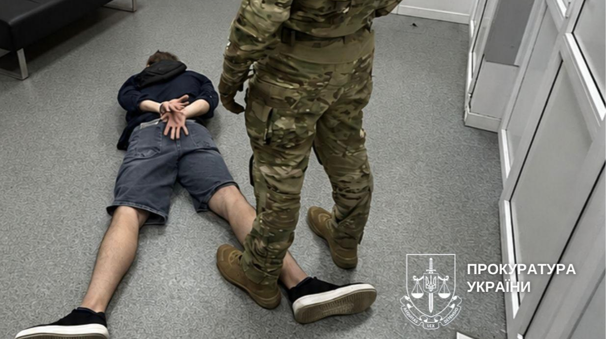 Пропонував незаконний виїзд до Молдови: організатора затримали в обміннику Києва