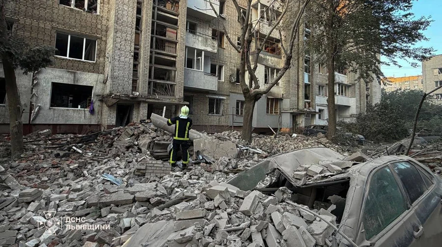 У Львові розбирають завали після російсько удару: 15 постраждалих