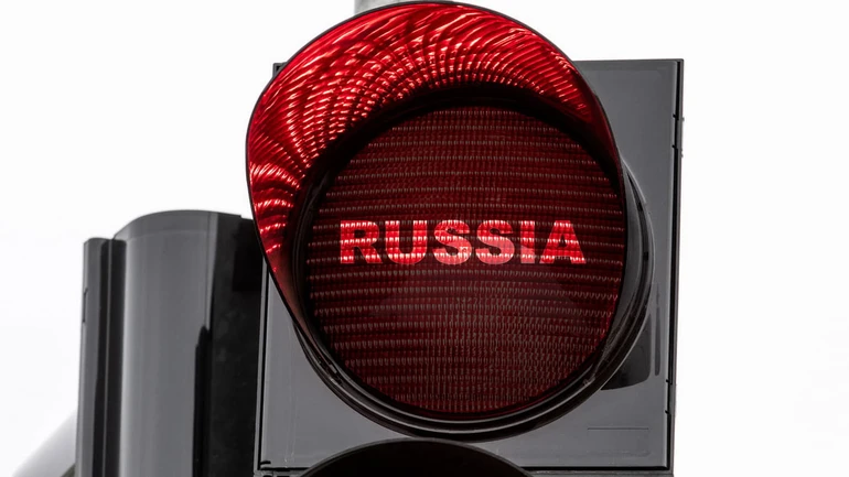 Туристи, солдати й дипломати: як ЄС хоче обмежити візи для росіян і чому рішення досі немає