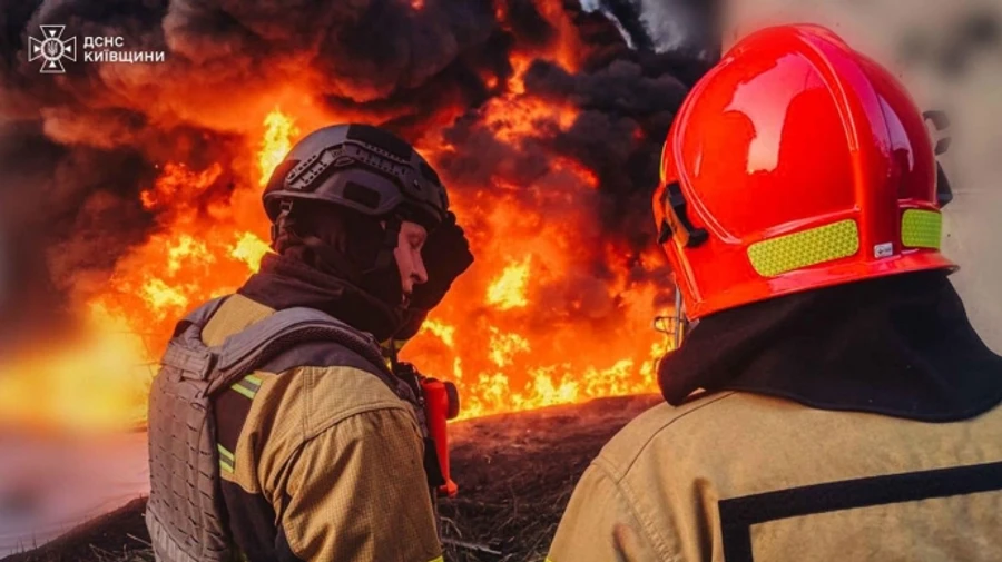 В Борисполе бушевал масштабный пожар: из-за ночной атаки горел промышленный объект