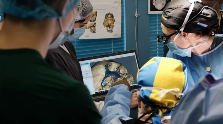 Нерв з ноги пересаджують у щоку. Як хірурги з США відновлюють обличчя українських бійців