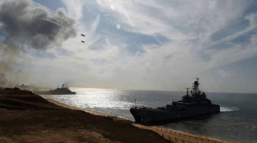 Operational Command Pivden (South): 4 Russian large landing ships manoeuvre in Black Sea