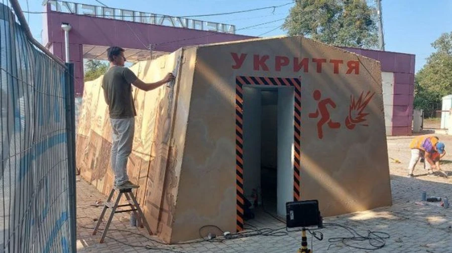 В Харькове установили первое укрытие на остановке транспорта