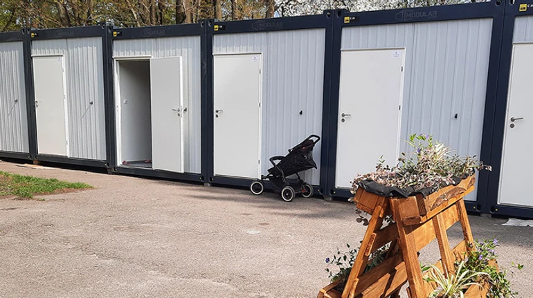 15 квадратных метров на семью: как живут переселенцы в модульном городке Львова