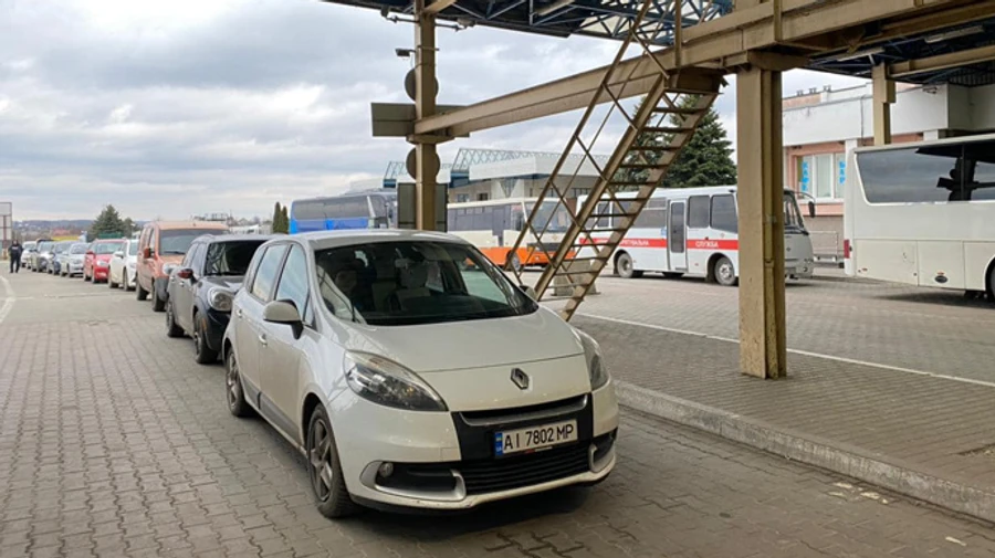 Українці вертаються додому: на кордоні з Польщею величезні черги 