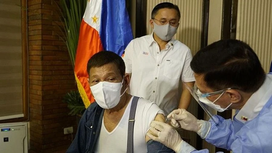 Президент Филиппин привился первой дозой вакцины против COVID-19