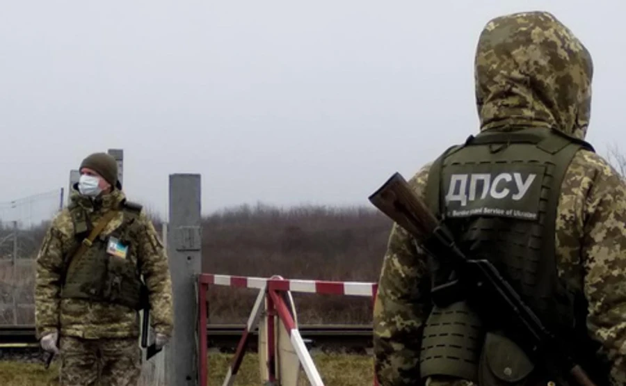 Кабмин просит разрешения не выпускать украинцев за границу