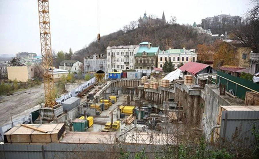 Строительный кран на Андреевском начали демонтировать - КГГА