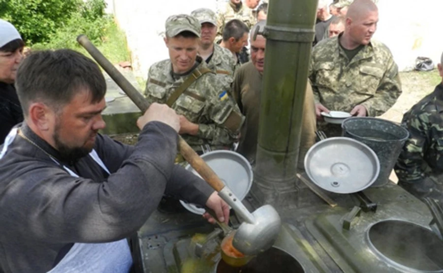 Яценюк: 4 компании хотят сорвать тендеры на питание армии