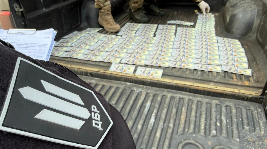 ДБР: Майор ТЦК за хабарі допомагав військовим тікати з частин на Сумщині