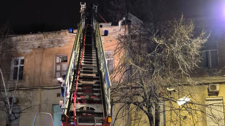 Россияне попали дроном в жилой дом в Одессе: возник пожар