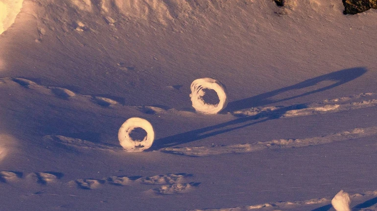 Крижані млинці, пончики та карнизи: українські полярники зазнімкували незвичні снігові явища