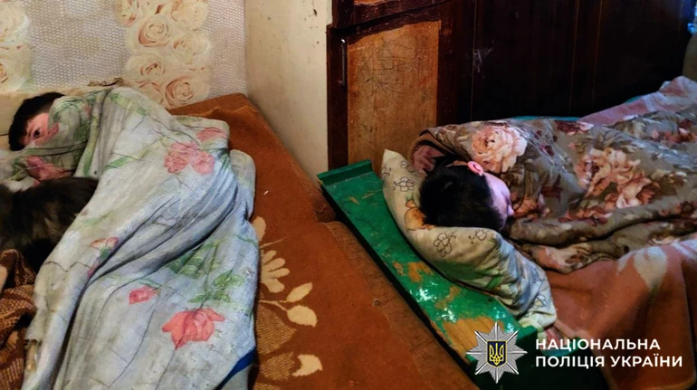 Жили в антисанитарии и попрошайничали: в Хмельницкой области у матери изъяли пятерых детей