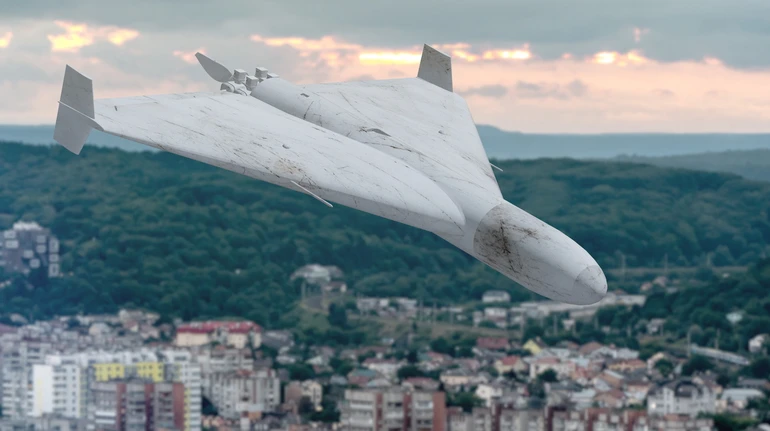 РФ вдарила дроном по багатоквартирному будинку в Харкові: є поранені