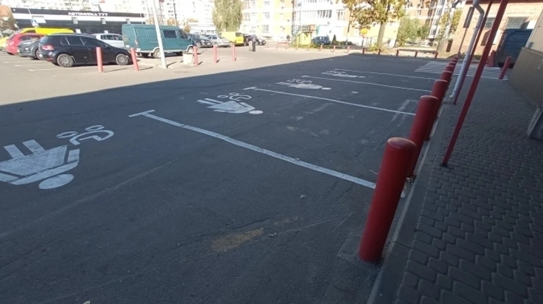 Не менше 5%: в Україні запрацював закон про виділення паркомісць для авто з дітьми