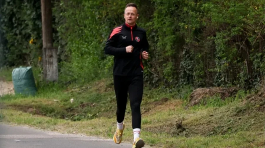 Журналисты нашли пропажу: поймали Сийярто во время пробежки