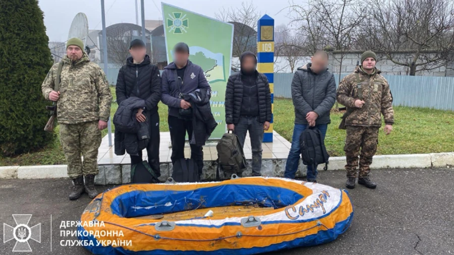 Четверо в лодке, тюнингованной пенопластом: задержали новых покорителей Тисы