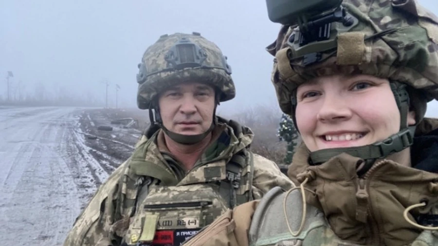 Volunteer sets up Christmas tree 6 km from Bakhmut