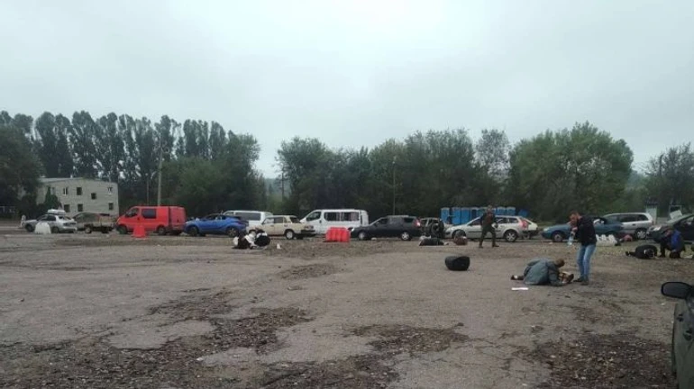 Russian missiles strike outskirts of Zaporizhzhia, hitting humanitarian convoy: dozens killed and wounded