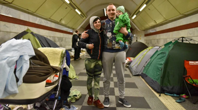 Схрон для бандеровцев. Как киевляне спасаются в метро от российских убийц-денацификаторов