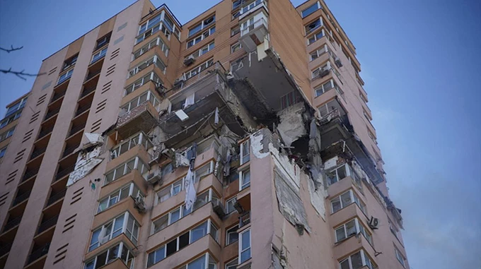 Есть угроза разрушения высотки в Киеве, в которую попала ракета