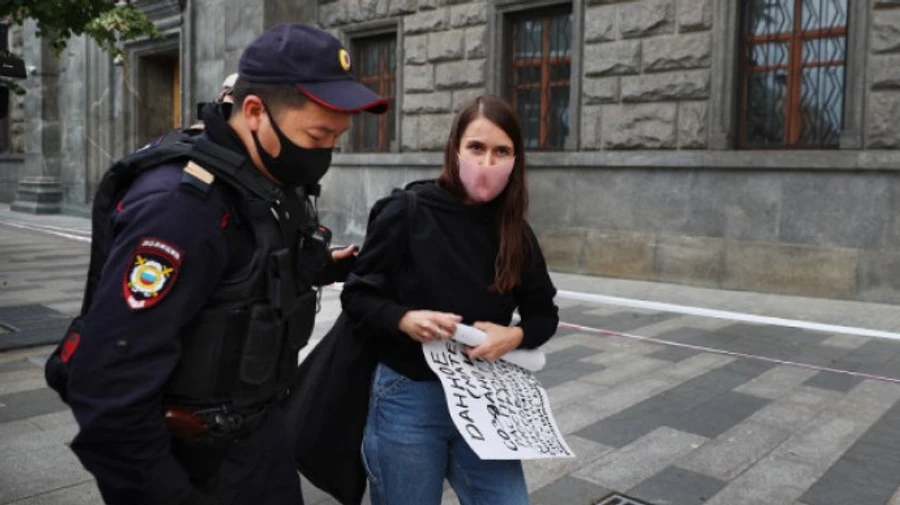 В Москве журналисты пытались митинговать, их запаковали в автозак