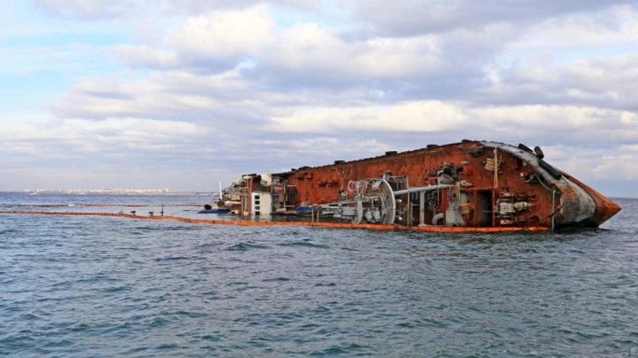 Поблизу затонулого судна в Одесі виявили забруднення води і повітря