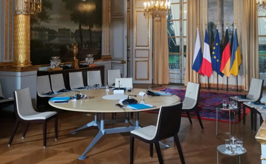 Советники лидеров удалились править итоговое коммюнике Норманди – источник