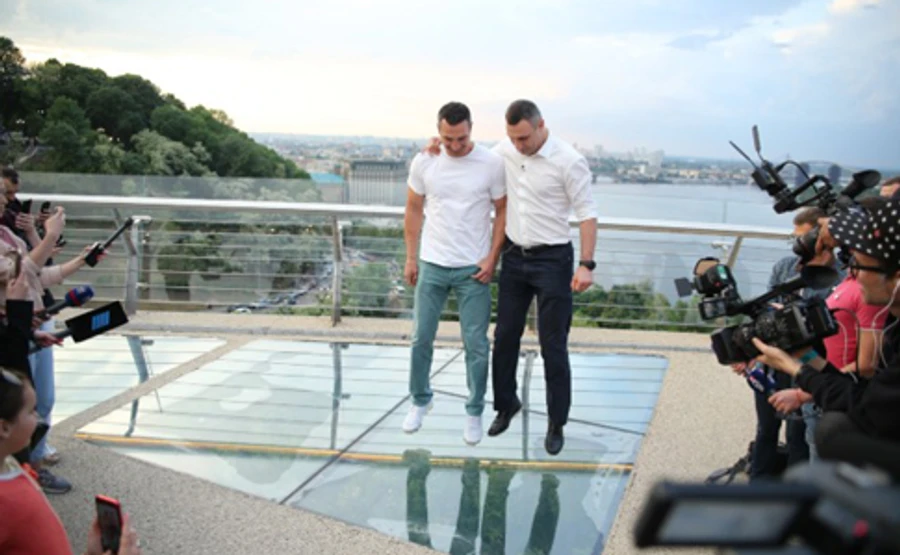 Міст Кличка у центрі Києва вже закрили: тріснуло скло