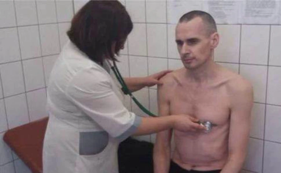 Денісова: Сенцов припинив голодування, його стан - критичний