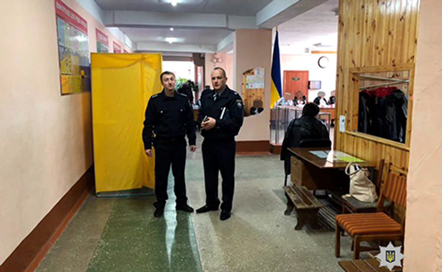 Вибори в ОТГ: підкуп горілкою, незаконна агітація, бюлетені на вулиці