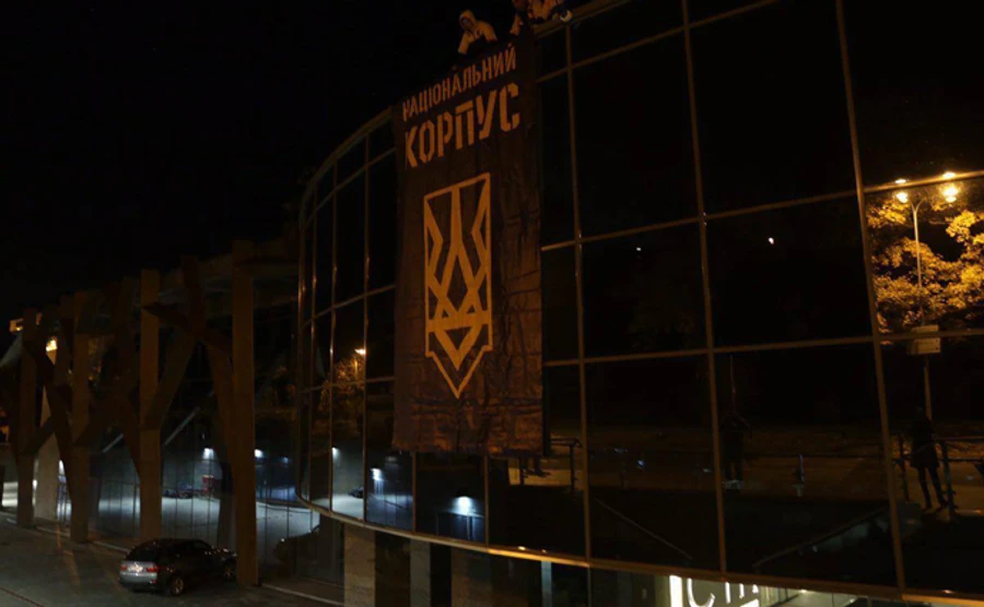 У Нацкорпусі кажуть, що на вертолітний майданчик Януковича прийшли заплановано