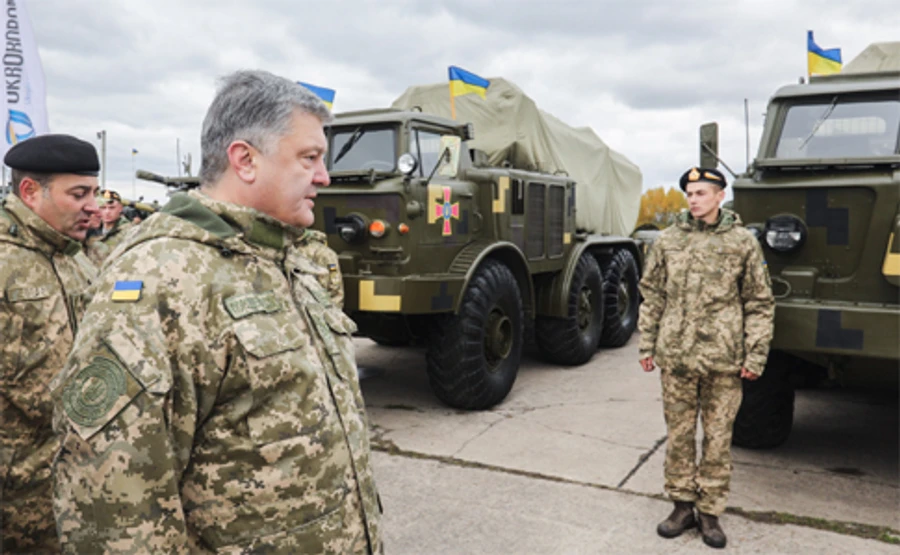 Порошенко: До кінця року армія отримає понад тисячу одиниць техніки
