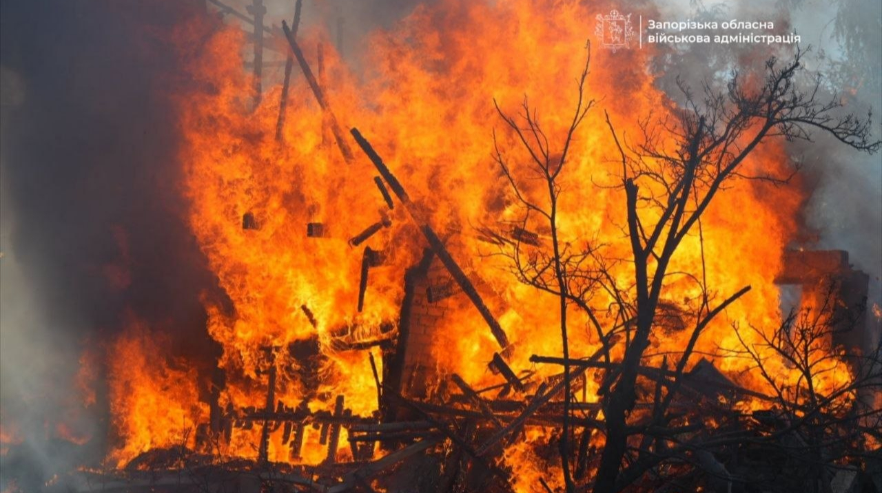 У Запоріжжі внаслідок ворожої атаки горить будівля вишу – ОВА