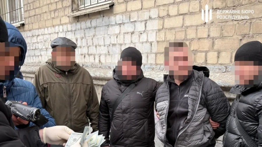 У Дніпрі поліцейський за $1,5 тис. обіцяв “стерти” ухилянта з бази розшуку