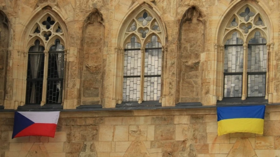 Совет города в Чехии час обсуждал, убирать ли с ратуши флаг Украины
