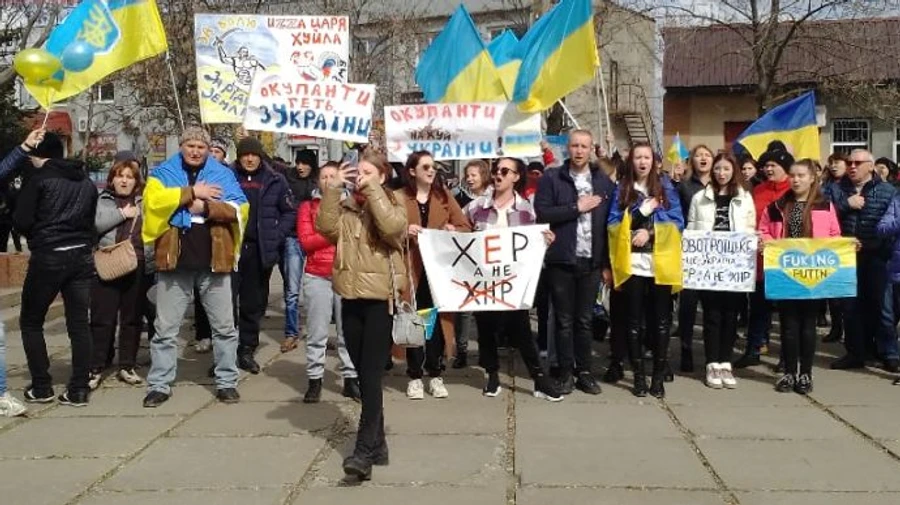 Kherson region: people sing Ukrainian anthem at rally in Novotroitske