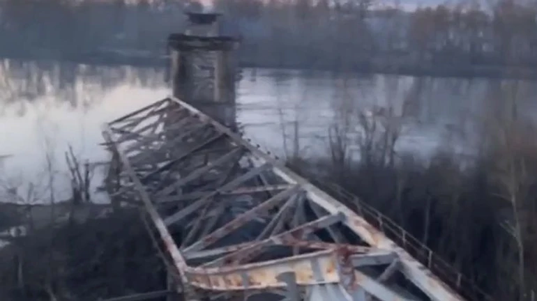 Russian troops bomb bridge on the way from Chernihiv to Kyiv