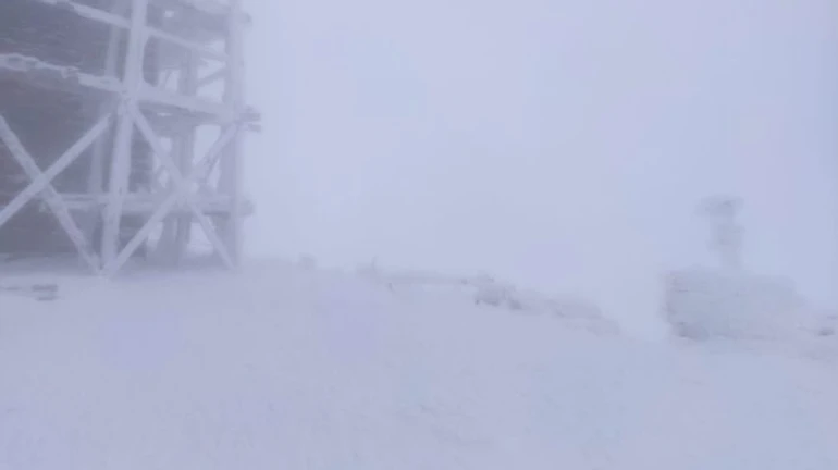 На горе Поп Иван намело до метра снега