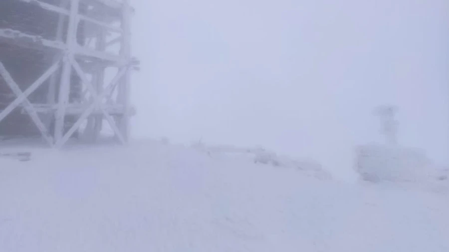 На горе Поп Иван намело до метра снега