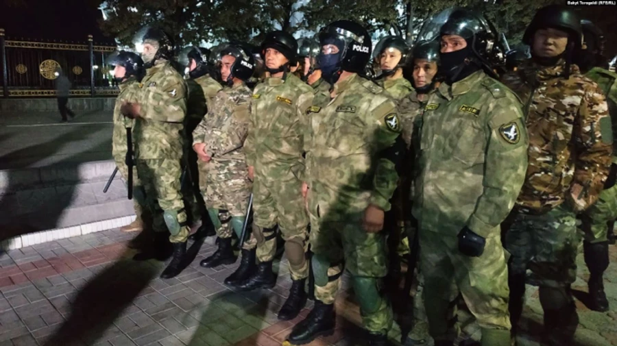 В Кыргызстане разогнали митинг с помощью спецсредств: есть раненые