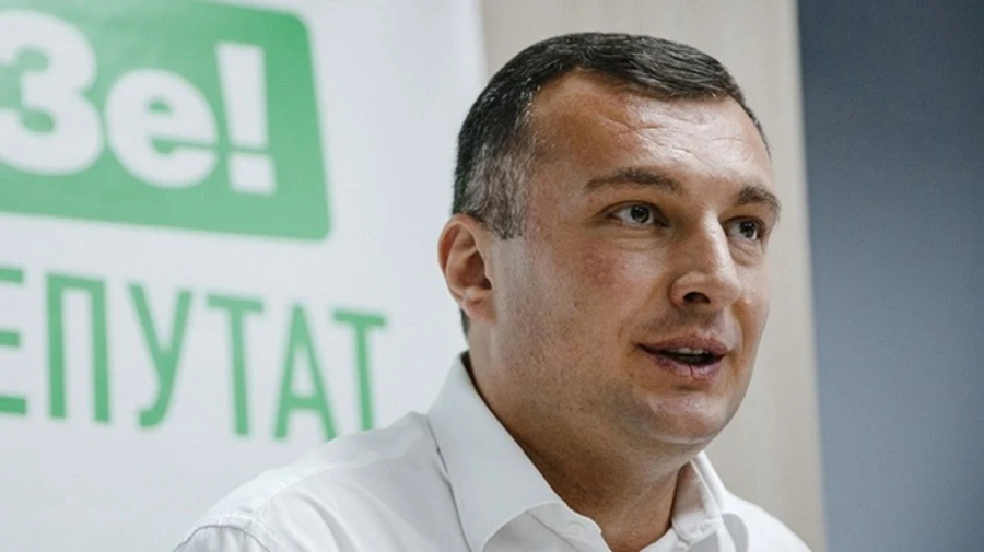 Нардеп, який спускав колеса автівкам у Чернігові, каже, що за ним слідкували