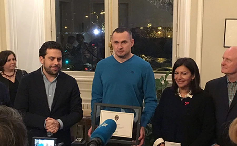 Сенцову вручили документы о почетном гражданстве Парижа