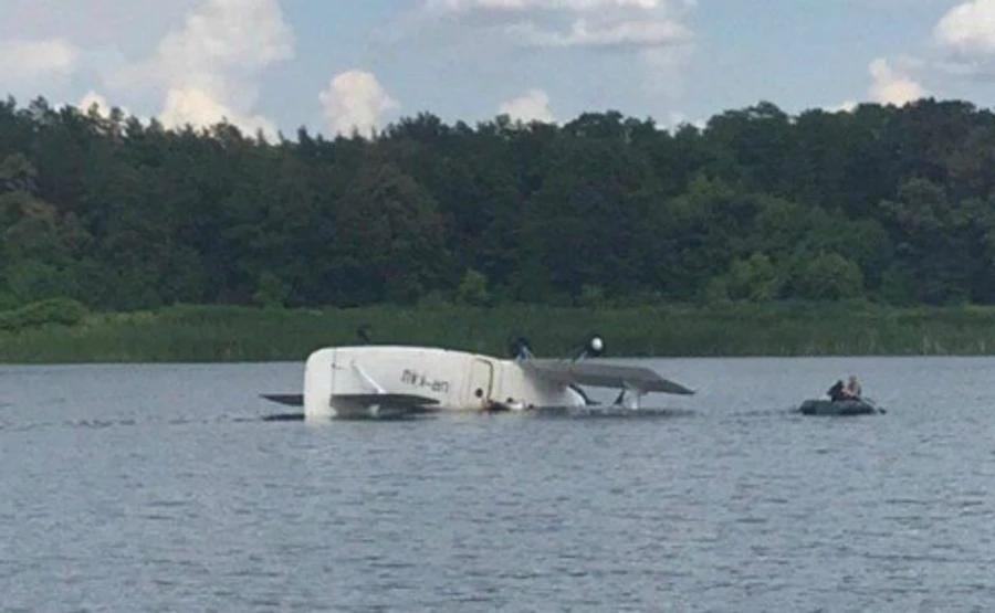 Самолет нырнул в озеро в Киеве