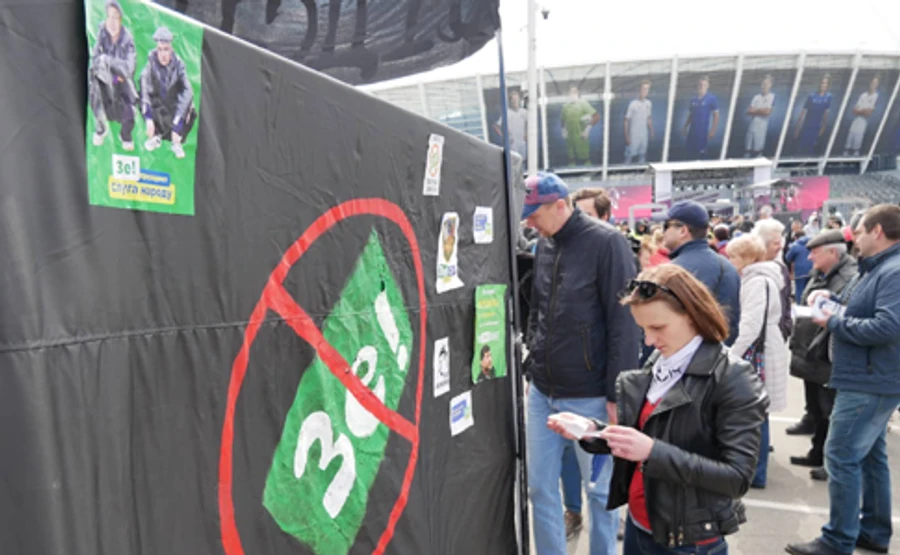 Возле Олимпийского собираются сторонники Порошенко