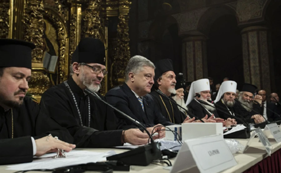 Порошенка на Об'єднавчому соборі посадили у президію