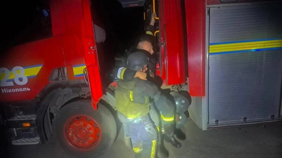 Росіяни вдарили по рятувальниках, які ліквідовували наслідки атаки на автомобіль у Нікополі