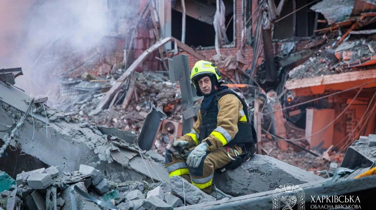 Удар РФ по Харкову: ще 5 людей шукають під завалами